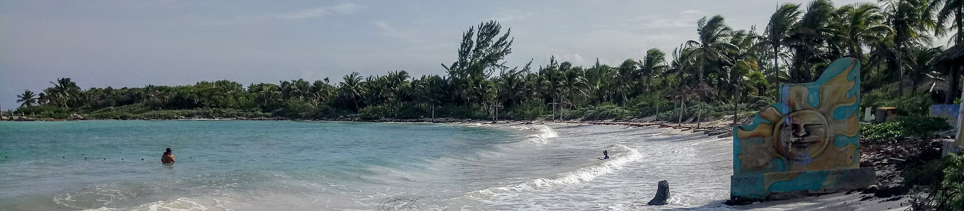 Wide view of Xpu-Há beach and the Caribbean Sea in Quintana Roo